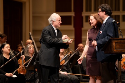Manfred  Honeck receives the Bruckner Society of America Medal of Honer