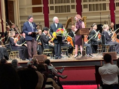 Manfred  Honeck receives the Bruckner Society of America Medal of Honer